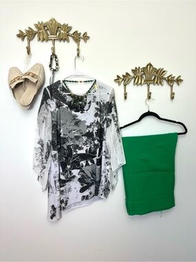 Black & White Floral Sheer Top with Belle sleeves L ptp 22” l 33” longest part